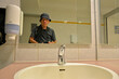 männerportrait in öffentlicher toilette
