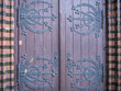 Stare drzwi z ozdobnym okuciem i klamką