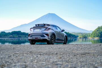 Aufkleber - 精進湖からの富士山とシルバーのSUV