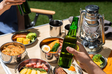 Poster - 夏のアウトドアキャンプでビールを飲む