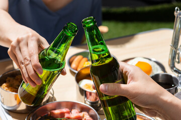 Poster - 夏のアウトドアキャンプでビールを飲む