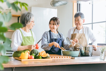 Poster - キッチンで料理する高齢者夫婦と若い日本人女性（家事代行・介護・）
