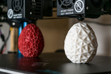 Dual extruder 3d printer which finished printing two bicolor egg model, idex technology