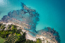 Paesaggio Di Fondale Marino Roccioso E Di Sabbia Visto Dall'alto Con Drone Con Mare Trasparente Azzurro E Spiaggia In Grecia