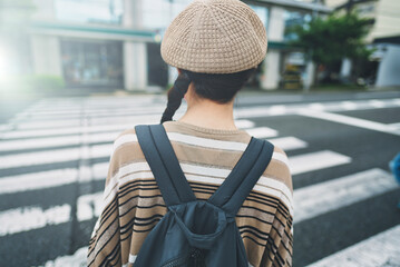 Wall Mural - 横断歩道を渡る女性の後ろ姿