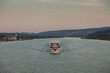Crucero para turistas por el Danubio a la altura de PÖCHLARN, Austria