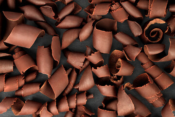 Aufkleber - Scattered Chocolate Curls on black background