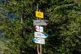 Fototapeta  - drogowskaz w górach wskazuje szlaki górskie