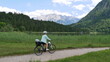 Radfahrerin am tiefgrünen Ferchensee