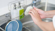 皿洗いをして手が荒れる女性（家事・主婦・キッチン）