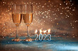 2023 Nowy Rok. Kartka z życzeniami szczęśliwego nowego roku 2023. kieliszki do szampana na brokatowy tle, new year