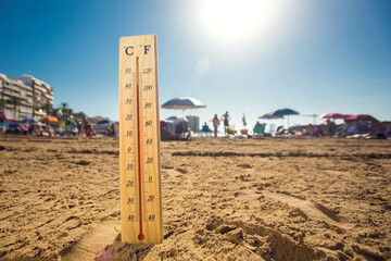 Fototapete - Hot weather. A temperature scale on a beach shows high temperatures during a heat wave.