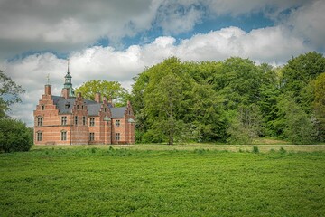 Canvas Print - Scenic view of the Frederiksborg Castle, Hillerod, Denmark, on the nature background