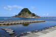 白山島（東北の江ノ島）／ 山形県鶴岡市の由良海岸沖にある白山島（はくさんじま）は、「日本の渚百選」と、「快水浴場百選」に選ばれた由良海岸のシンボル的な島で、その景観から「東北の江ノ島」と呼ばれています。由良海岸から島までは赤い白山橋が架けられており、歩いて島に渡ることが出来ます。
