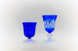 青い色ガラスの2つのショットグラス