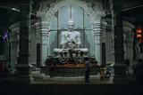 Fototapeta  - Piękny pomnik Buddy w świątyni, podróż po Azji, Sri Lanka. 