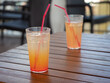 Dwa pomarańczowe drinki na stoliku hotelowym 