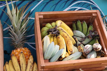 Canvas Print - tropical fruit in box