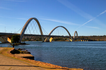 Paisagem do Lago Paranoá e Ponte Juscelino Kubitschek em Brasília.