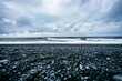 Der schwarze Strand von Vik mit Wellengang und vielen Wolken