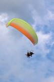 Fototapeta  - Motolotnia z ludźmi leci na tle nieba. Wycieczka. 