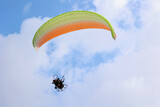Fototapeta  - Motolotnia z ludźmi leci na tle nieba. Wycieczka. 