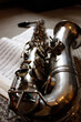 Silbernes Alt-Saxofon, liegend auf einem offenen Notenheft
