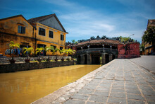 Puente Japones Del Casco Antiguo De La Ciudad De Hoi An, En Vietnam