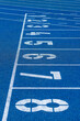 blaue Leichtathletik Tartanbahn auf einem Sportplatz 