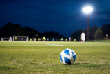 Fototapeta Nowy Jork - サッカーボールとサッカーグラウンド