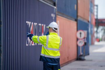 Poster - worker in warehouse