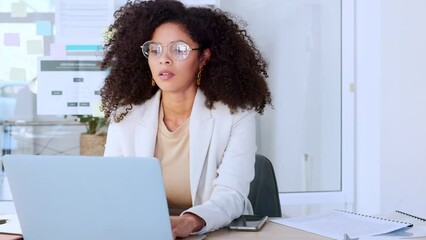 Aufkleber - Stressed, frustrated and irritated young business woman suffering from a headache, migraine or mental fatigue. Corporate female working on a laptop at her office desk, struggling to meet a deadline