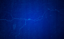 Fondo Tierra Con Grietas En Degradado Radial Azul. Pared O Muro Con Grietas En Degradado Radial Azul