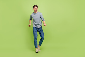 Poster - Full body photo of attractive positive guy dancing look empty space see his girlfriend in club isolated on green color background