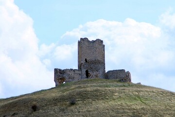 El castillo de La Torresaviñán es un complejo medieval defensivo situado en la pedanía del mismo nombre. Se levanta sobre un alto cerro y data del siglo XII. Guadalajara, España.