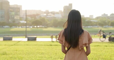 Canvas Print - Woman go to the park under sunset