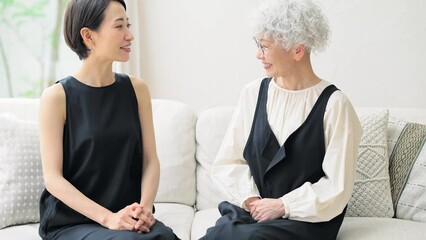 Fototapete - 部屋でくつろぐシニア・ミドル女性