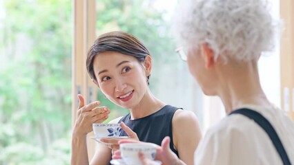 Leinwandbilder - お茶を飲むシニア・ミドル女性