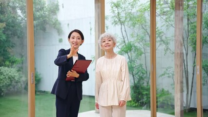Poster - シニア女性に部屋を案内するスタッフ