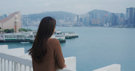 Poster - Woman look at the city of Hong Kong