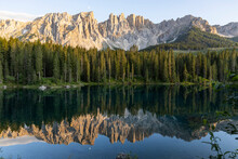 Splendid View Of Lake Carezza In South Tyrol. The Mountains And The Forest Are Perfectly Reflected On The Lake, A Suggestive Image. A Dream Place For A Relaxing Holiday In Nature.