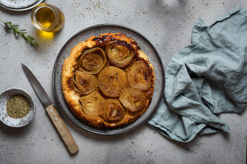 Tarte tatin à l'oignon huile d'olive et romarin fait maison 