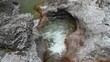 Sehr sauberer Bergbach im Felsen mit Gumpen (mit Wassersounds)