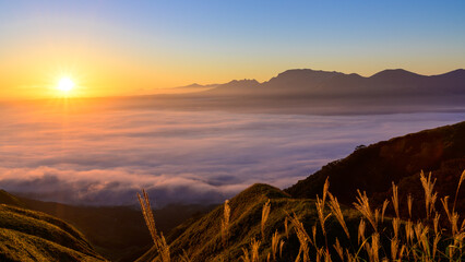 最高に美しい絶景自然風景(阿蘇山背景)
The most beautiful natural scenery (Mt. Aso background)
「日の出・雲海・朝焼け光芒」
