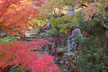 Wall Mural - 大聖院の五百羅漢像と紅葉したもみじ　広島県・宮島　500 Rakun Statues and autumn foliage at Daisho-in Temple in Miyajima, Hiroshima, Japan