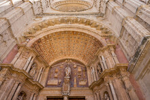 Wejście Do Katedry La Seu, Rzymskokatolicka świątynia W Stolicy Majorki, Detale. 