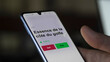 © maurice norbert - Un investisseur analyse un fonds etf essence de la côte du golfe sur un graphique. Un téléphone affiche le cours de l'ETF. Texte en français francais Essence de la côte du golfe