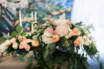 Wall Mural - Bouquet of flowers in vase on the wedding table