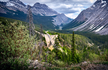 Wall Mural - The Big Bend viewpoint. Icefield Parkway - highway between Banff and Jasper. Banff National Park, Alberta. Canada