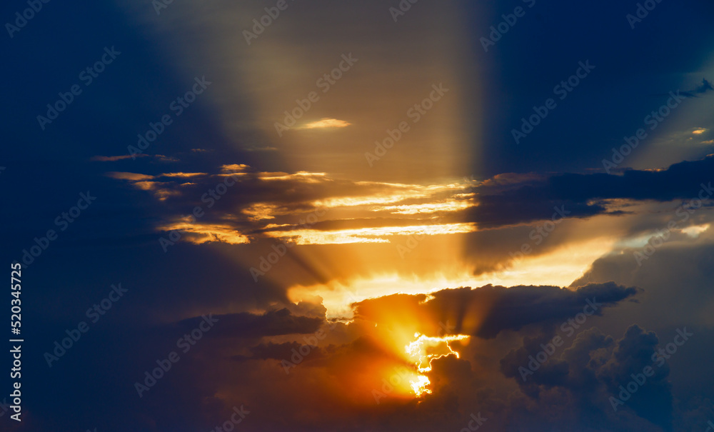 Foto de Stock cloudy sunset sky with yellow sun rays without horizon ...